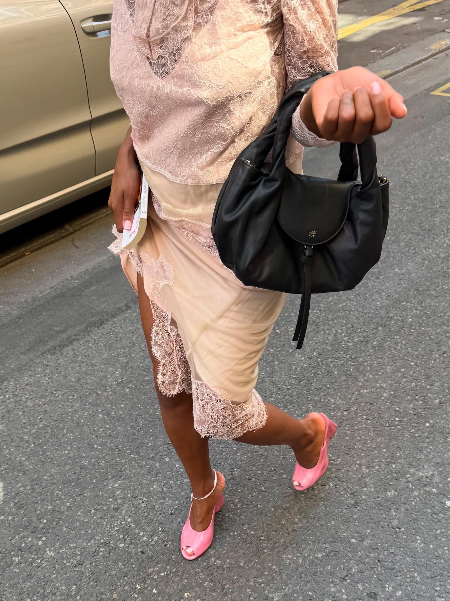 An image of @mv.tiangue wearing wedges, one of the biggest shoe trends of summer 2026.