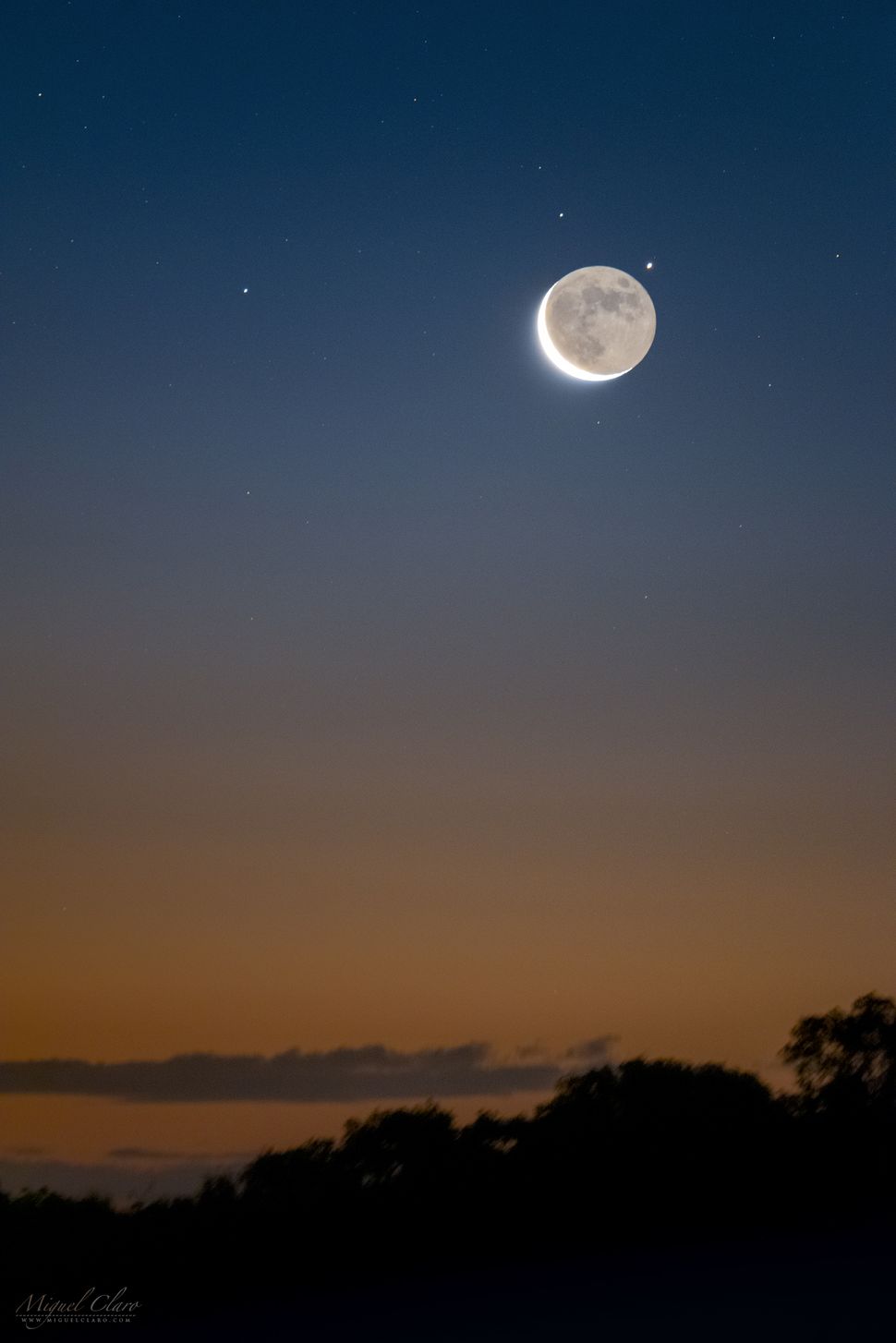 'Earthshine' Lights the Way to a Saturn Moon in Stunning NightSky