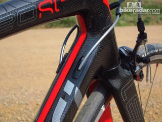 Internal cable routing can be configured for mechanical or electronic transmissions on the Devinci Leo SL