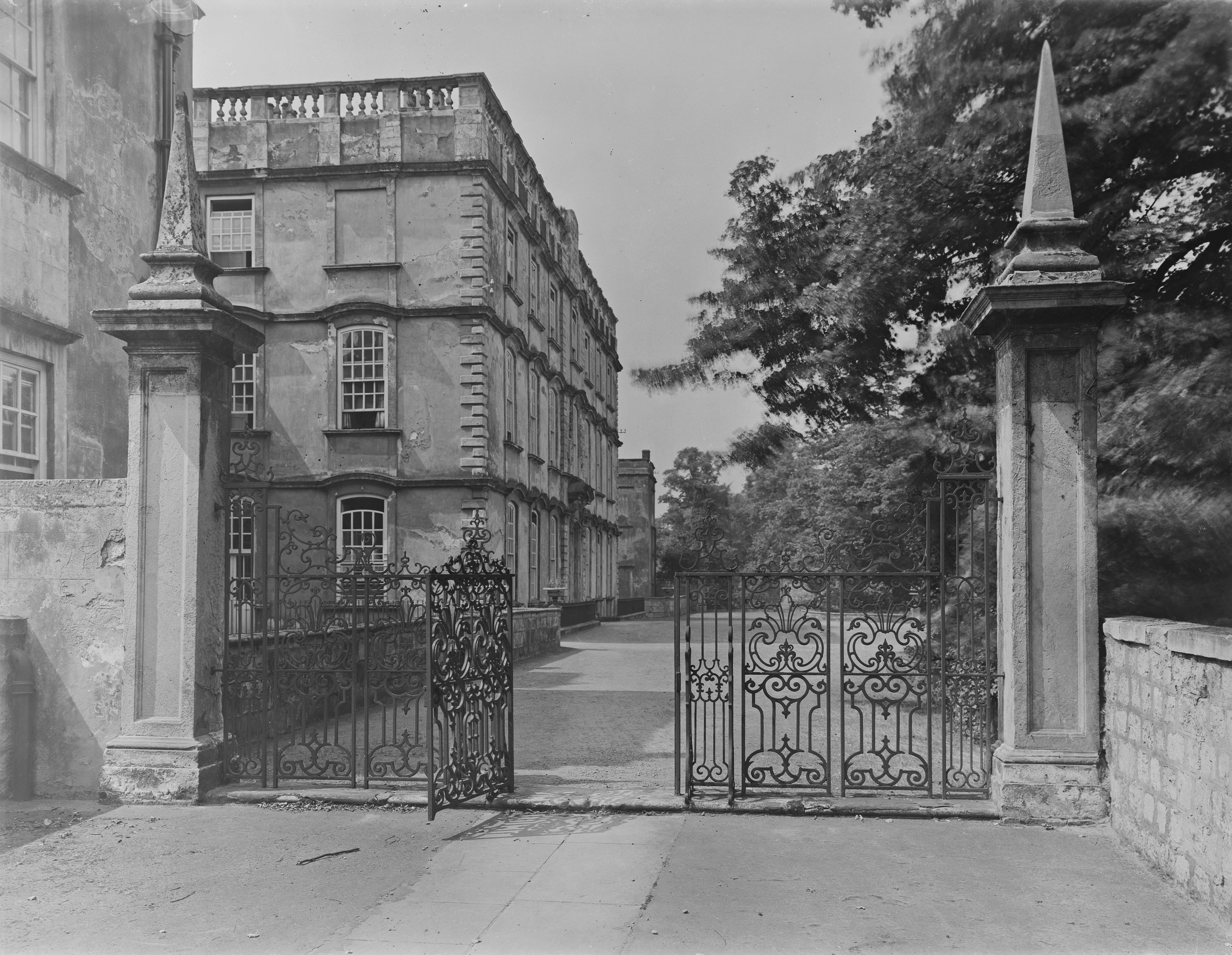 The iron gates, flanked by large stone sculptures