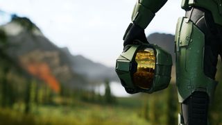 Master Chief hält seinen Helm