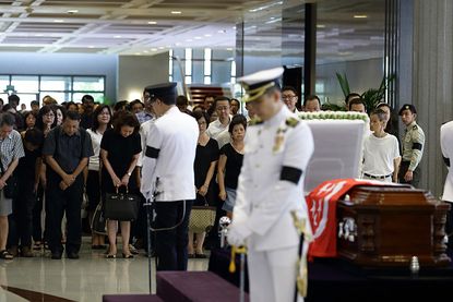 Mourners at the coffin of Lee Kuan Yew.