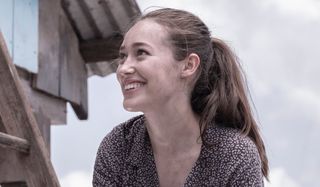 alicia smiling and painting fear the walking dead finale