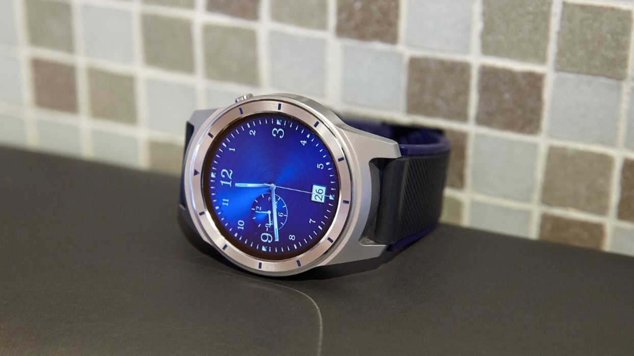 ZTE Quartz wear OS smartwatch em uma mesa.