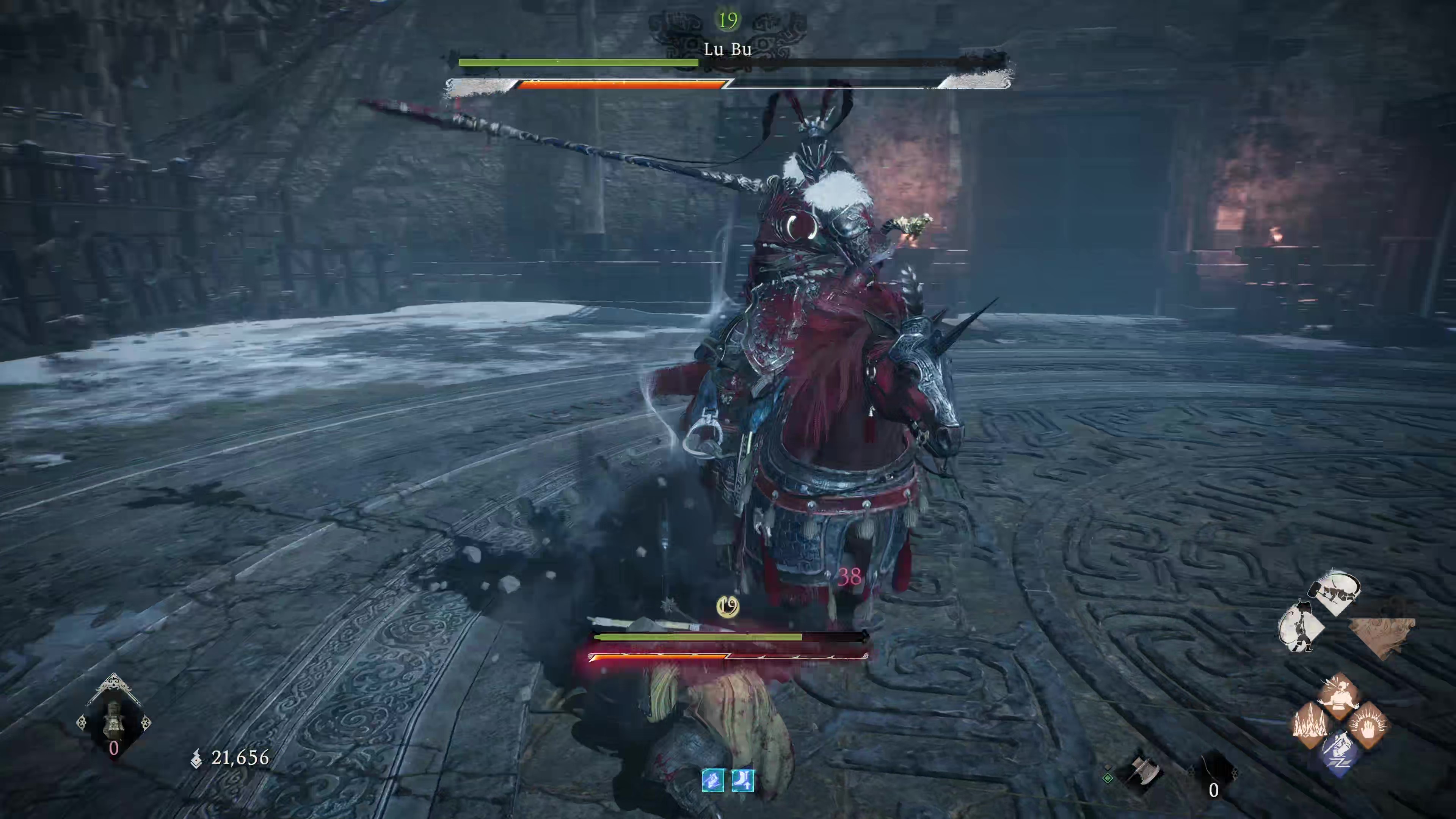 Скриншот из игры Wo Long: Fallen Dynasty, на котором игрок сражается с Лу Бу, он едет на Красном Зайце.