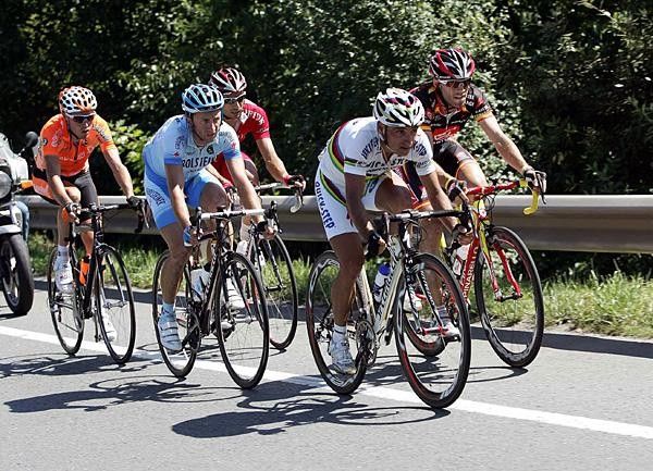 Paolo Bettini (Quick Step) leads the five-man selection after the Alto De Arkal.