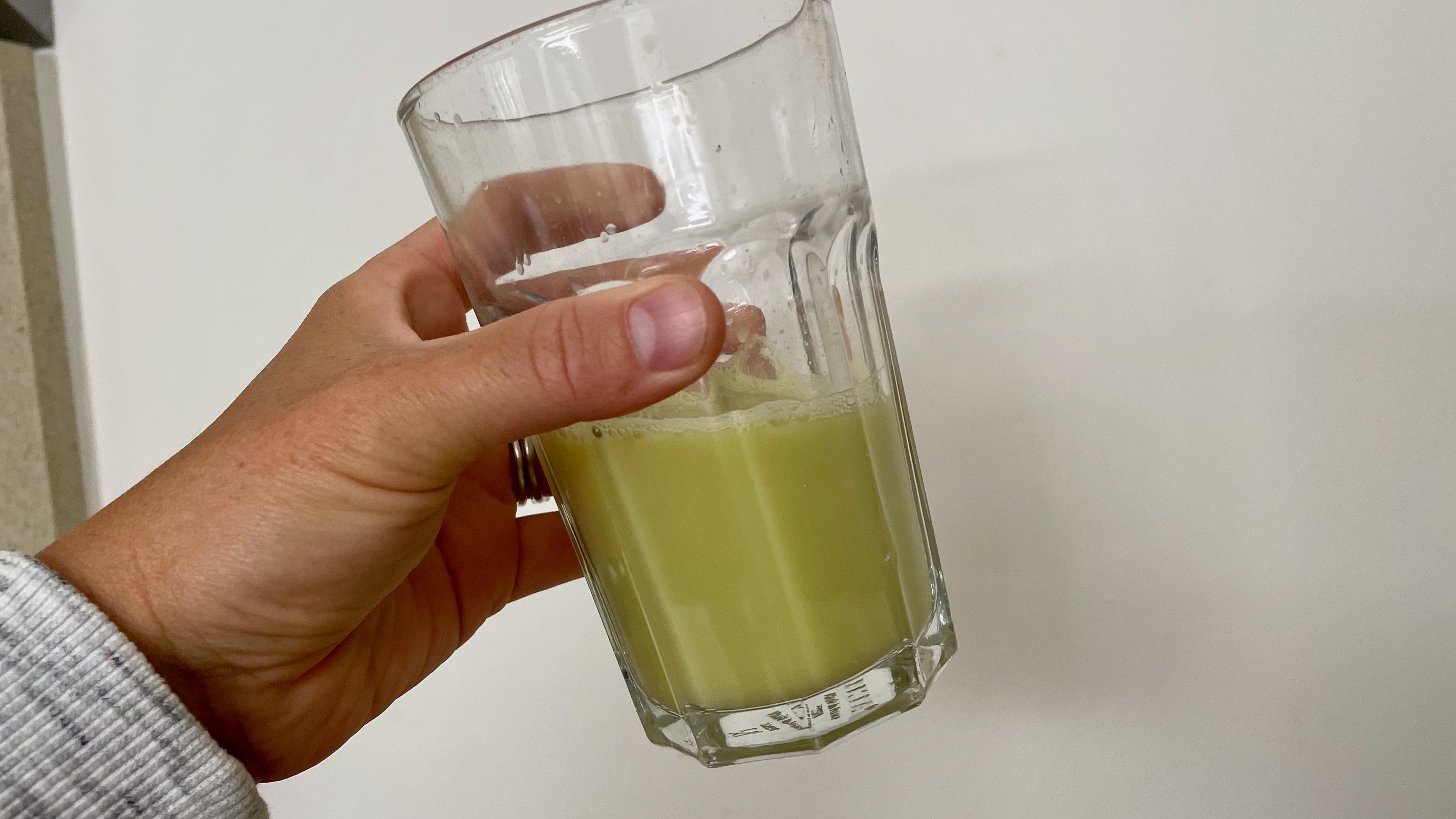 how to juice ginger: glass of ginger juice
