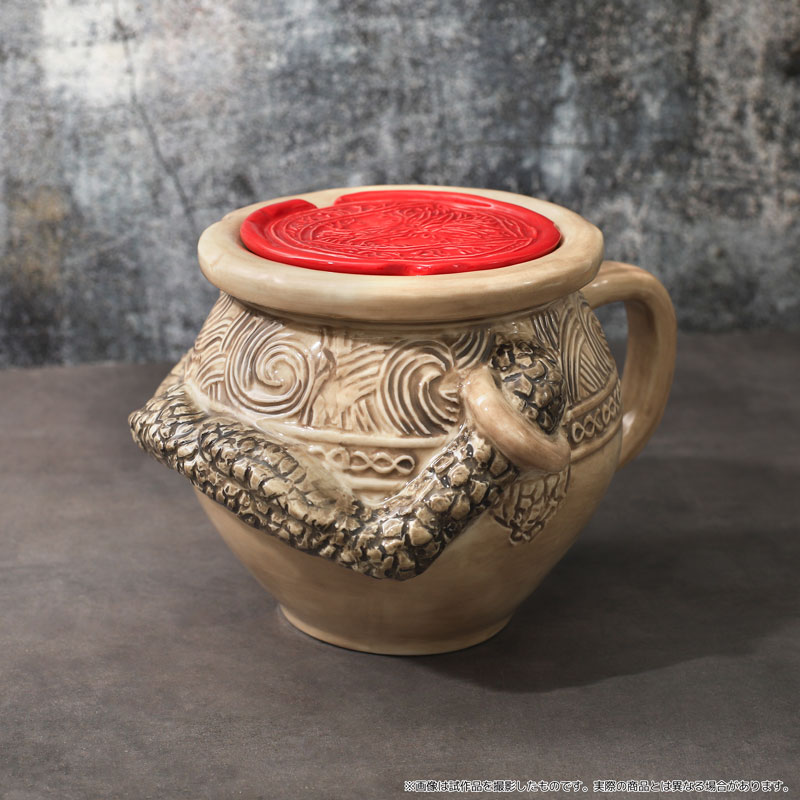 Images de bibelots réels d'Elden Ring, notamment une tasse en forme de pot de guerrier, une tirelire en forme de pot de guerrier et des versions à épingles des talismans d'Elden Ring