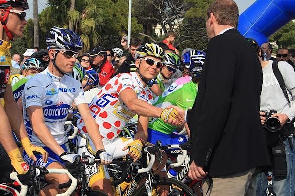 Tony Martin (Team Columbia - Highroad) greets the race director, Christian Prudhomme, at the start.