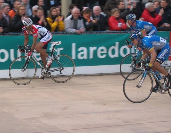 Van Petegem, Gusev and Hoste get ready for their sprint