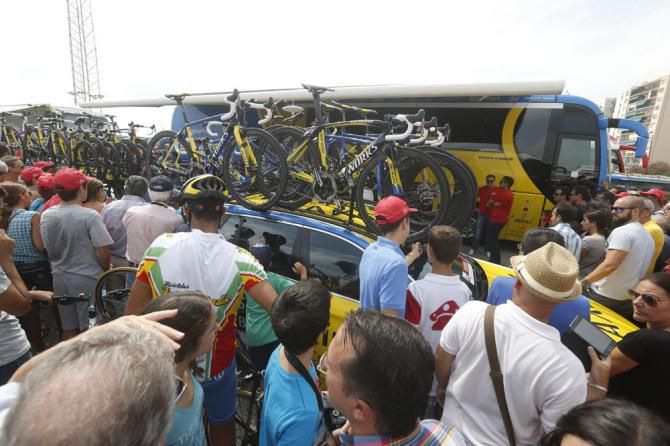 A crowd begins to form around the Tinkoff-Saxo bus