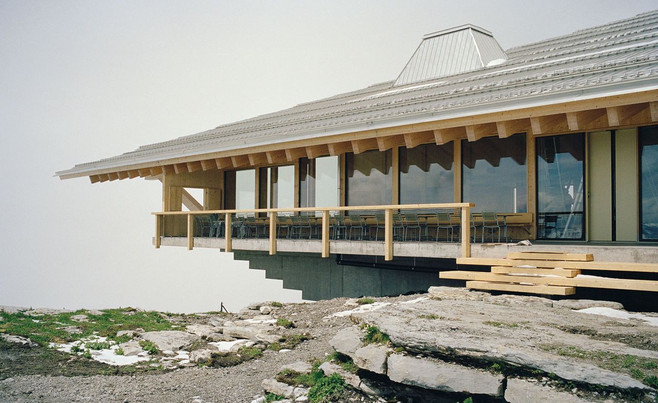 Herzog &amp; de Meuron&#039;s latest build – a mountain-top restaurant and cable car station in Chäserrugg, Switzerland