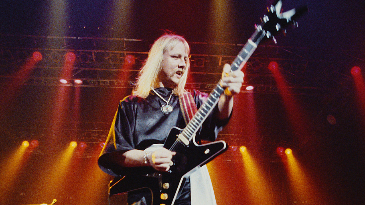 American musician and songwriter Kerry Livgren performs with progressive rock band Kansas, 1977. (Photo by Michael Putland/Getty Images)