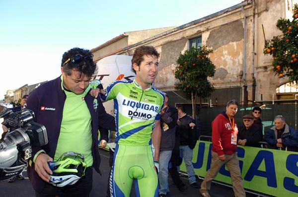 Fabio Sabatini (Liquigas - Doimo) gets some help from team staff.