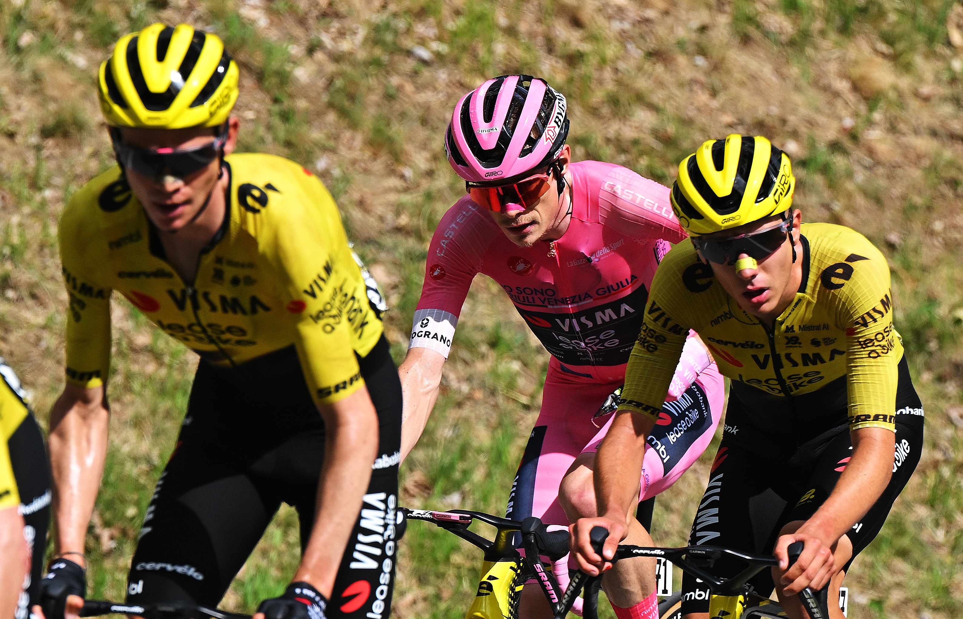 CARI, SWITZERLAND - MAY 26: Jonas Vingegaard of Denmark and Team Visma | Lease a Bike - Pink Leader Jersey competes during the 109th Giro d'Italia 2026, Stage 16 a 113km stage from Bellinzona to Cari 1645m / #UCIWT / on May 26, 2026 in Cari, Switzerland. (Photo by Tim de Waele/Getty Images)