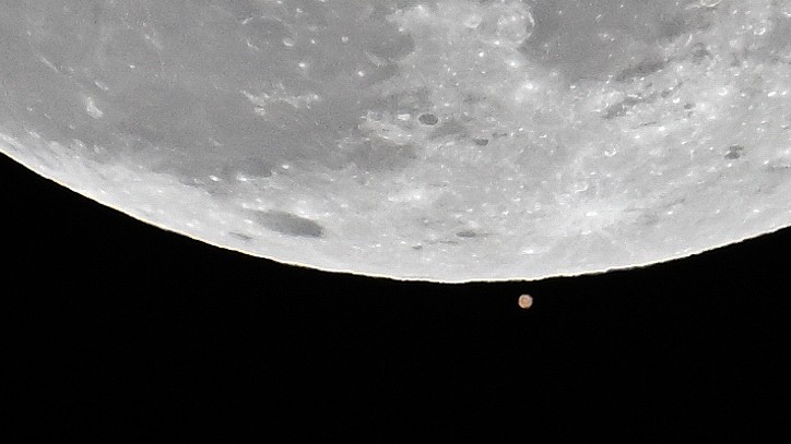 Red 'star' rising with the moon on Sunday is really Mars — and you may be able to see it 'disappear'