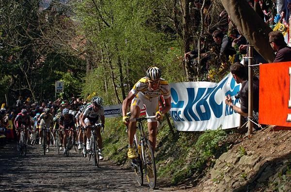Marcus Burghardt (Team Columbia - Highroad) powers up the Muur.