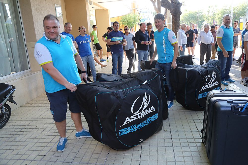 The Astana team arrive in San Luis