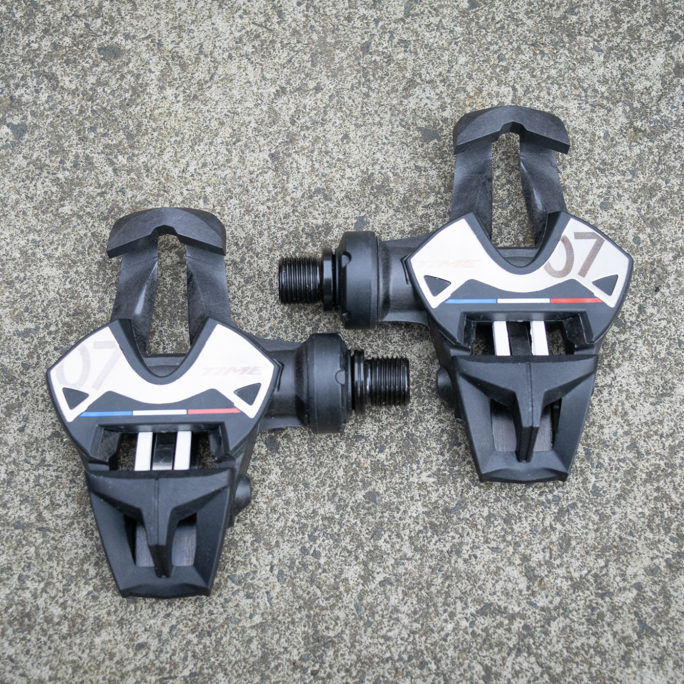 Pair of Time XPRESSO7 clipless pedals on the ground 