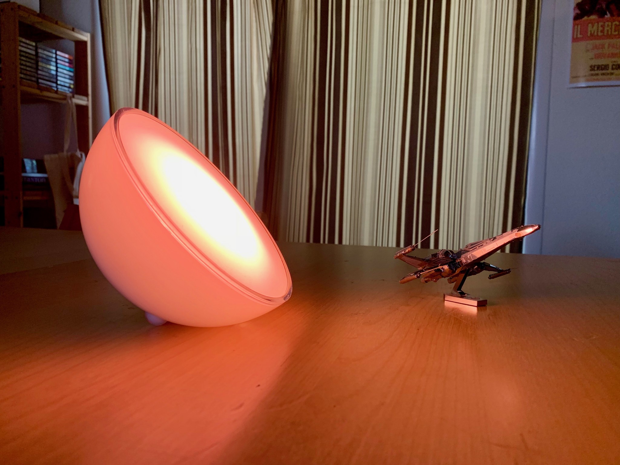 What colors come with the Philips Hue Go?