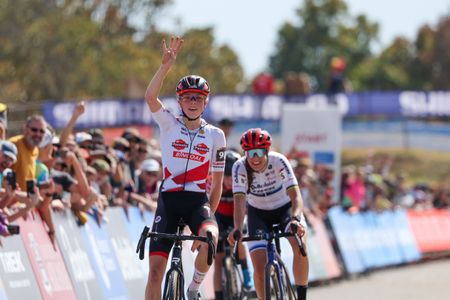 Fem van Empel outsprints Lucinda Brand to win 2022 World Cup Fayetteville
