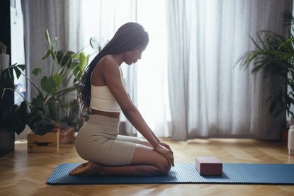 Eating disorder symptoms: A woman holds her knee mid run