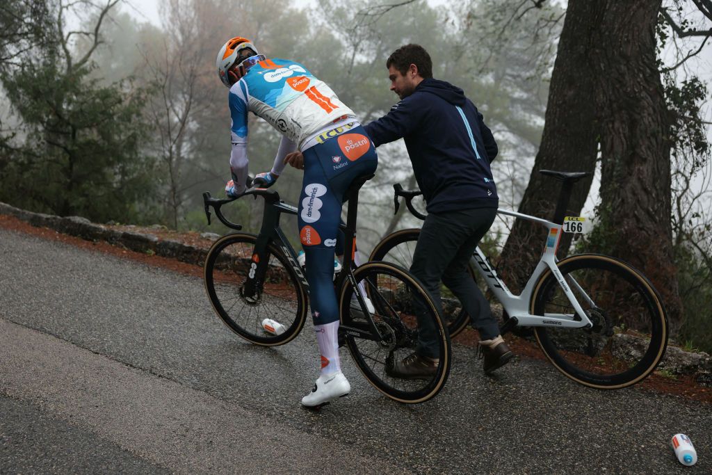 Breakaway rider Martijn Tusveld (DSM-Firmenich PostNL) suffered a mechanical and gets a bike change