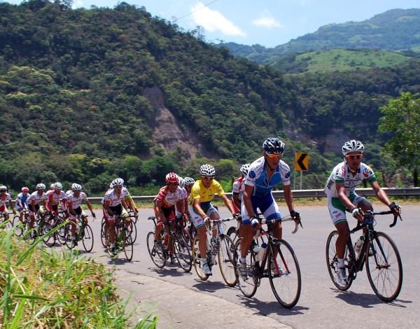 The group of former race leader Oscar Sevilla (Ind Ant-Idea-Fla-Lot De Medellin) hits the climb.