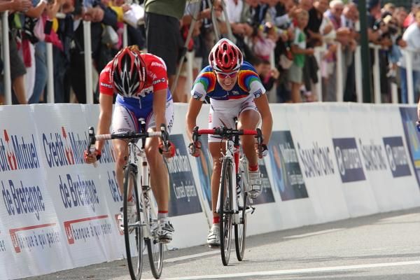 Vos (DSB Bank) wins the sprint for second ahead of Emma Johansson (Red Sun Cycling) and thereby re-takes the World Cup series lead.