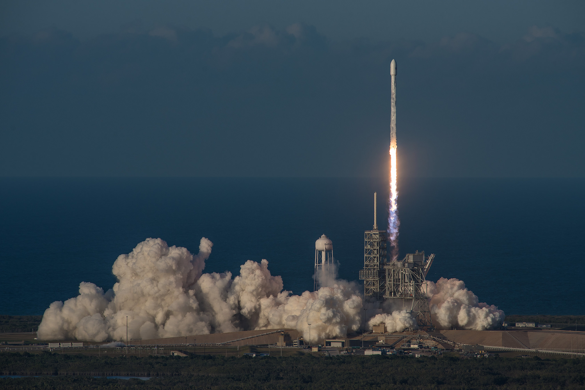 A SpaceX Falcon 9 rocket launches the Inmarsat-5 F4 communications satellite into space from Pad 39A of NASA&#039;s Kennedy Space Center in Cape Canaveral, Florida on May 15, 2017.