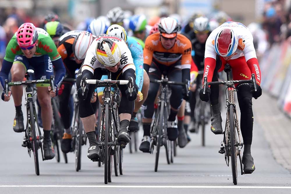 Alexander Kristoff (Katusha) and Andre Greipel (Lotto Soudal) hit the line together