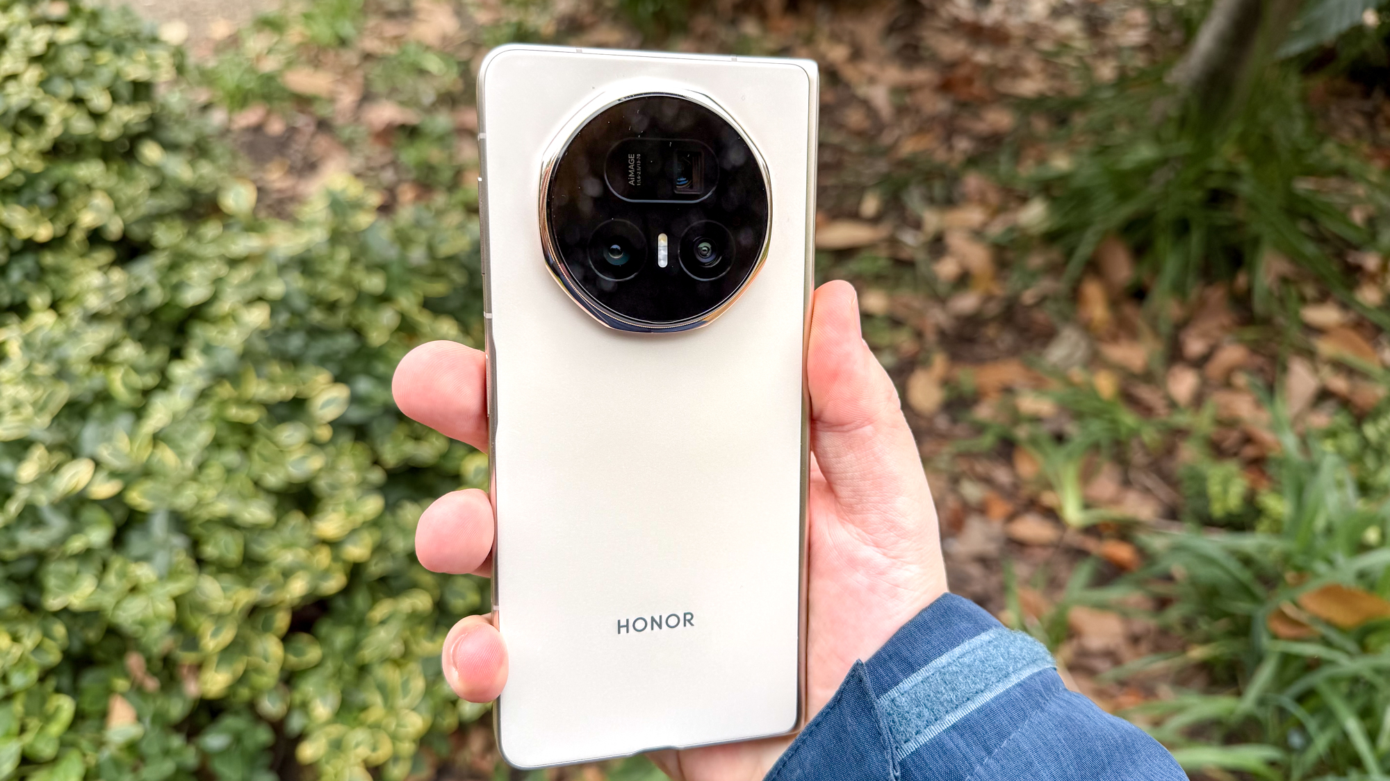 Honor Magic V5 back, folded