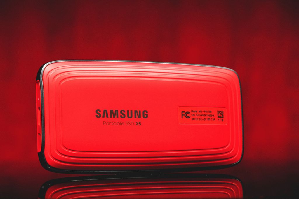 Samsung 1TB Portable SSD X5 Review Leading Edge Performance Tom's