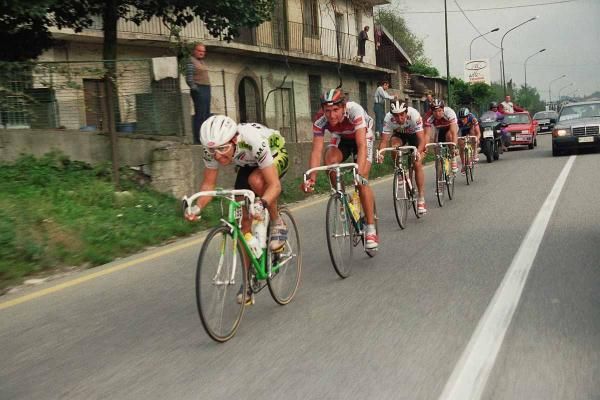 Charly Mottet leads the attack in 1990