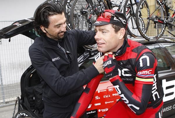 Fabio Baldato helps Cadel Evans (BMC) before the start