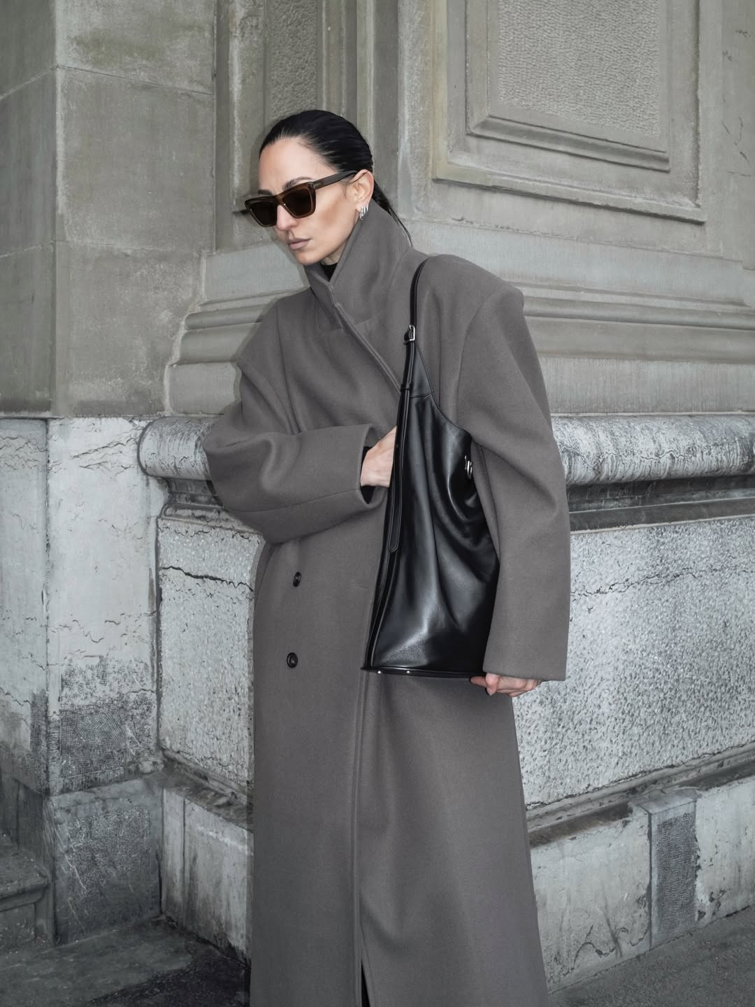 Influencer Ilenia Toma wearing a tall tote bag.