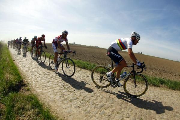 Hushovd leads under the hot sun