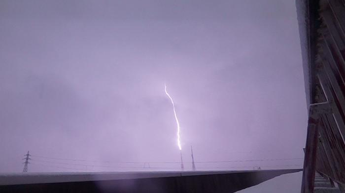 When lightning bolts collide, do they unleash powerful gamma-ray flashes?