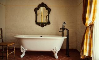 Luxurious bath tub