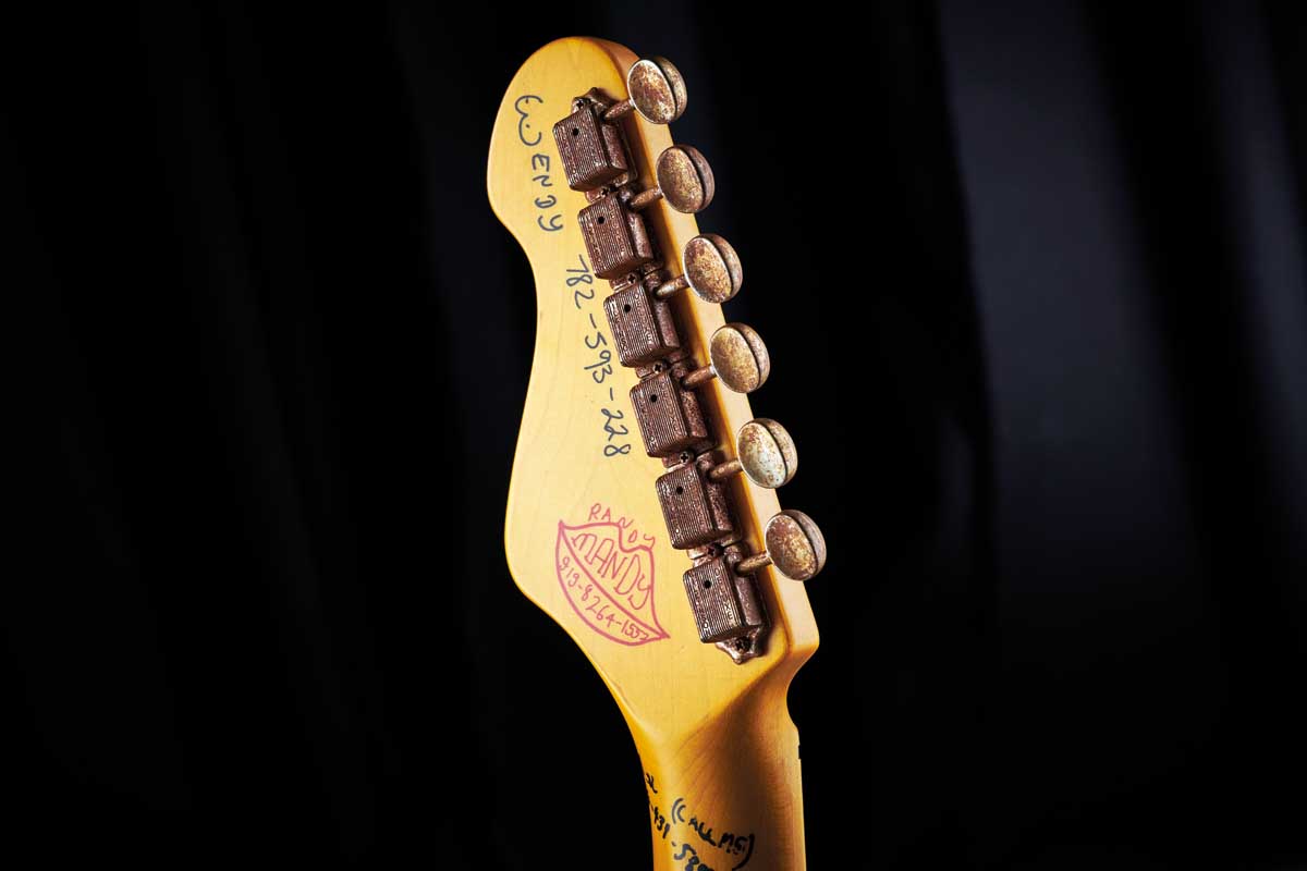 Look at the state of those tuners... But it's all aesthetic. They're perfectly fine, if a little stiff...