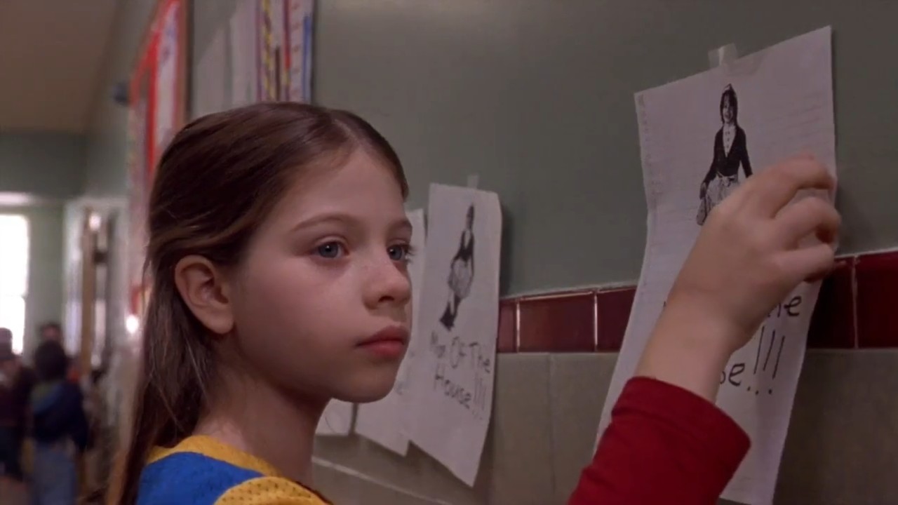 Michelle Trachtenberg grabando foto en la pared en Harriet the Spy.