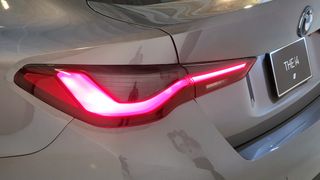 Primer plano de las luces traseras del coche