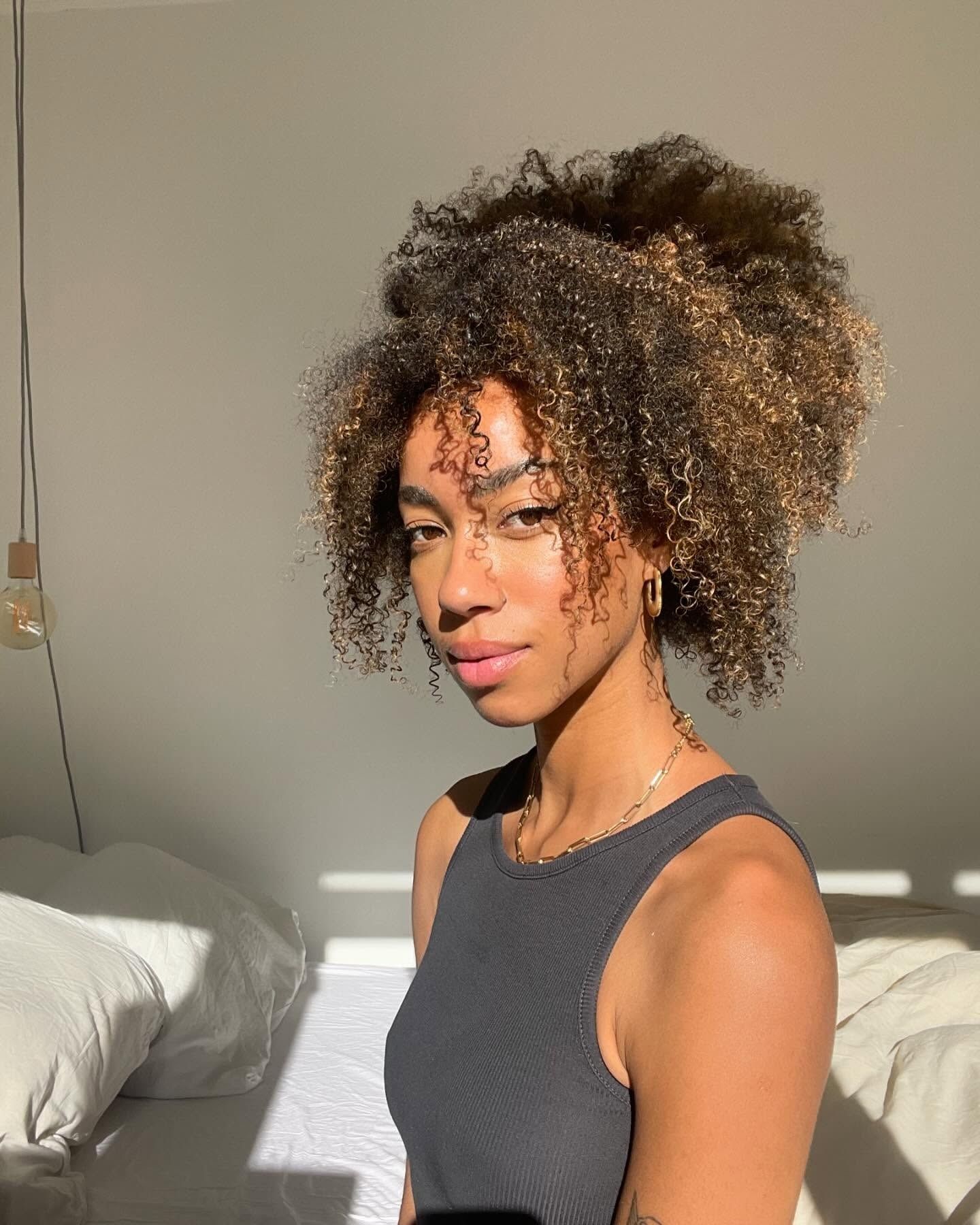 Creator @amaka.hamelijnck taking a selfie with healthy shiny hair