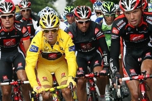 Alejandro Valverde (Caisse d'Epargne) was well protected by his team-mates.