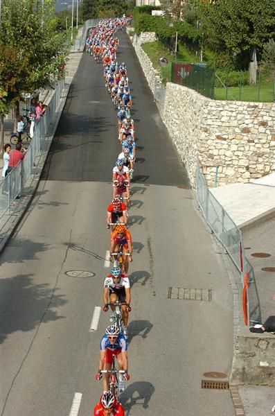 The peloton lines out on the descent from the Acqua Fresca.