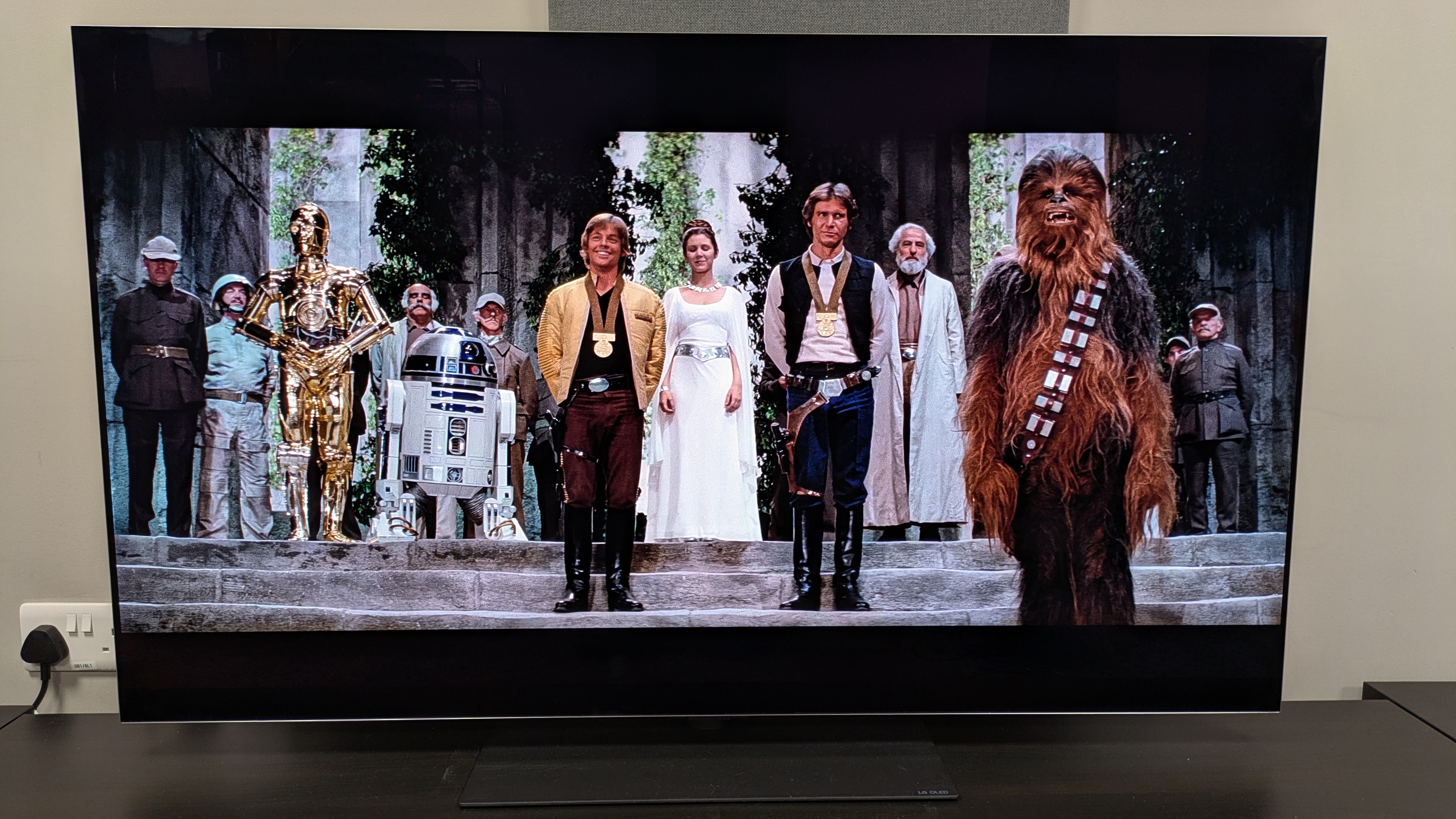 LG G5 showing the medal ceremony scene from Star Wars Episode IV: A New Hope