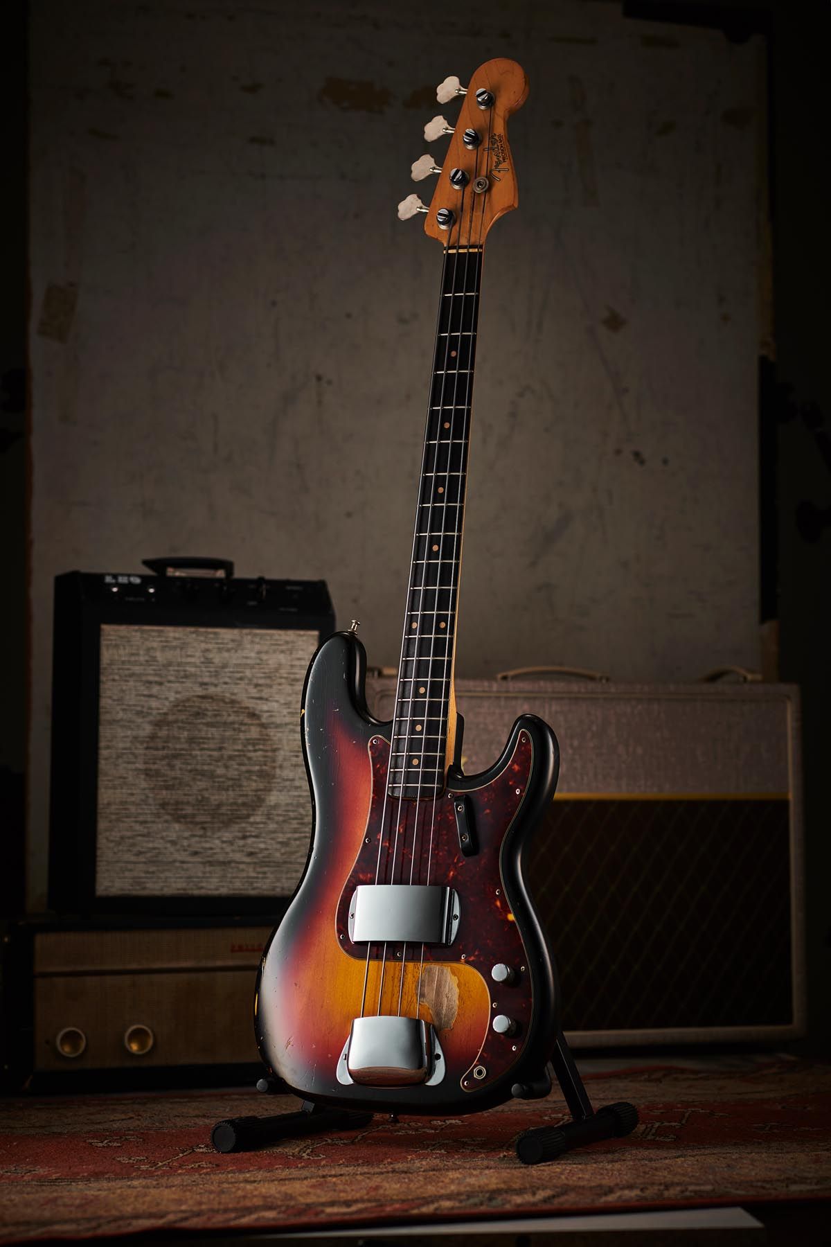 1962 Fender Precision Bass: in 1959, Brazilian rosewood slab fretboards superseded fretted maple necks, and tortoiseshell celluloid pickguards were introduced as standard with Sunburst finishes
