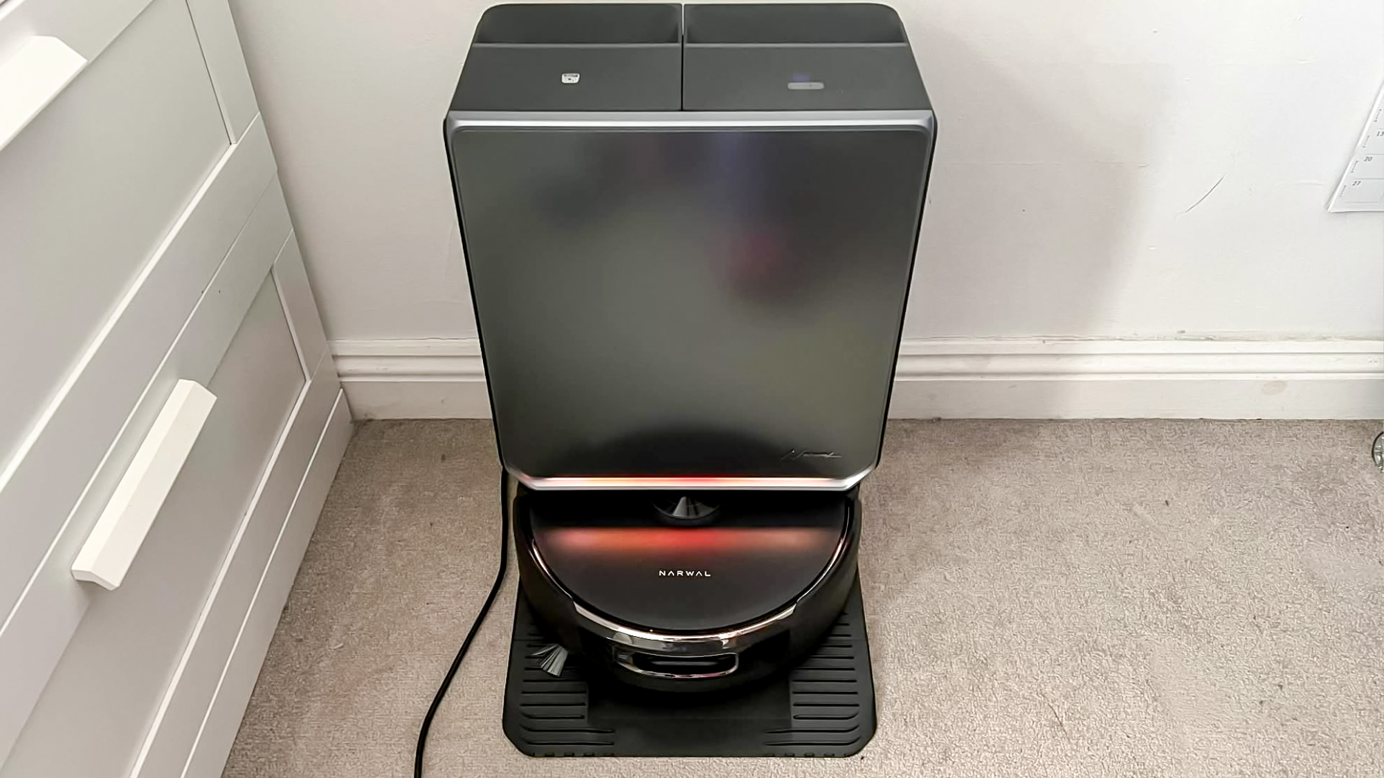 The front of the Narwal Flow 2 with its base