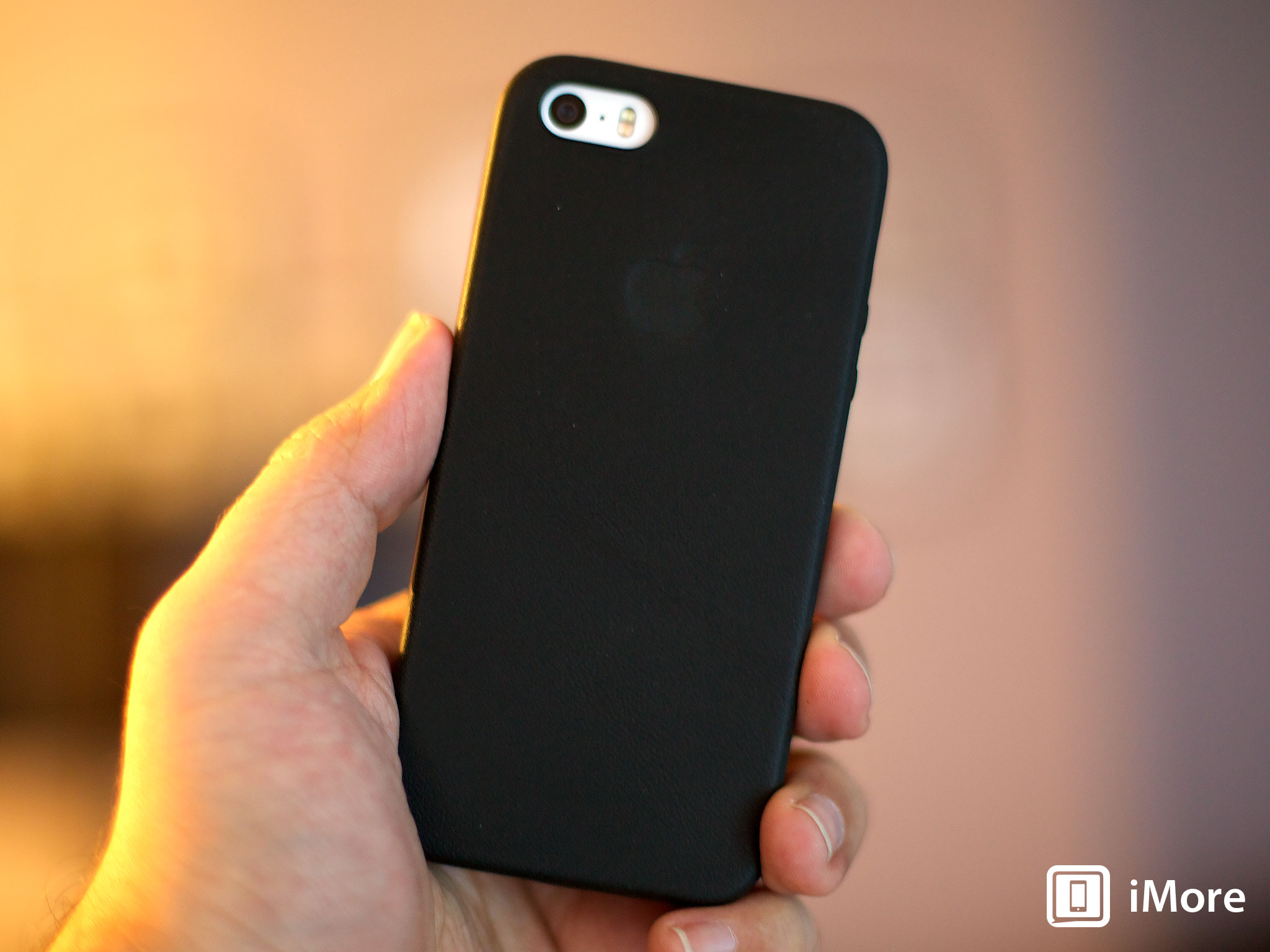 Se black. Iphone 5s Leather Case. Iphone 5se Leather Case. Iphone 5 Original Leather Case. Айфон 12 черный.