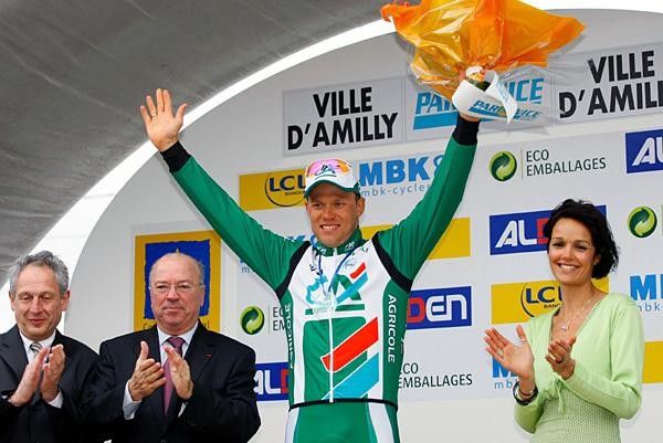Norwegian Thor Hushovd (Cr&eacute;dit Agricole) presented as the prologue winner.